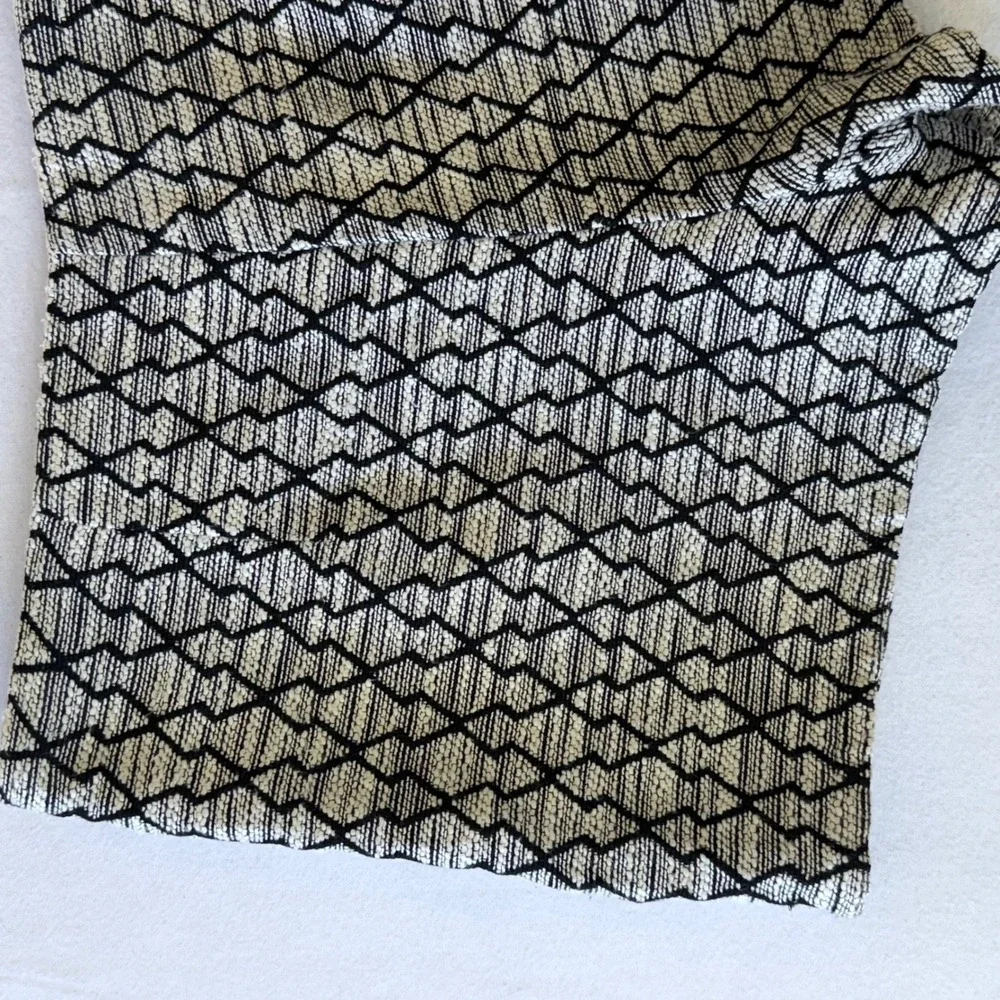 Love 21 Black White Geometric Diamond Jacquard Shorts Size M side zip - Picture 9 of 11